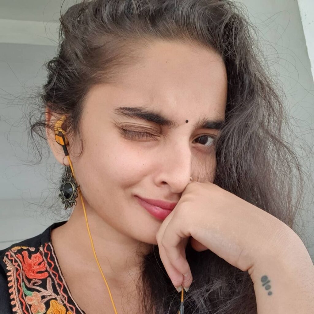 Tharakshi actress cute selfie tharakshi actress hot
