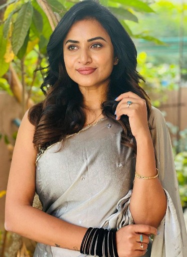 Janani Ashok kumar hot sexy in grey saree