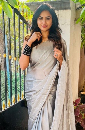 Janani Ashok kumar hot in greay saree janani ashok kumar standing images