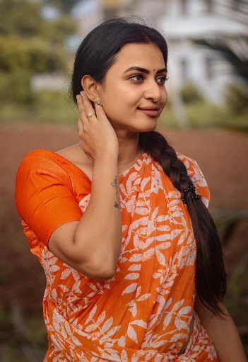 Janani Ashok kumar hot Janani Ashok kumar hot in orange saree