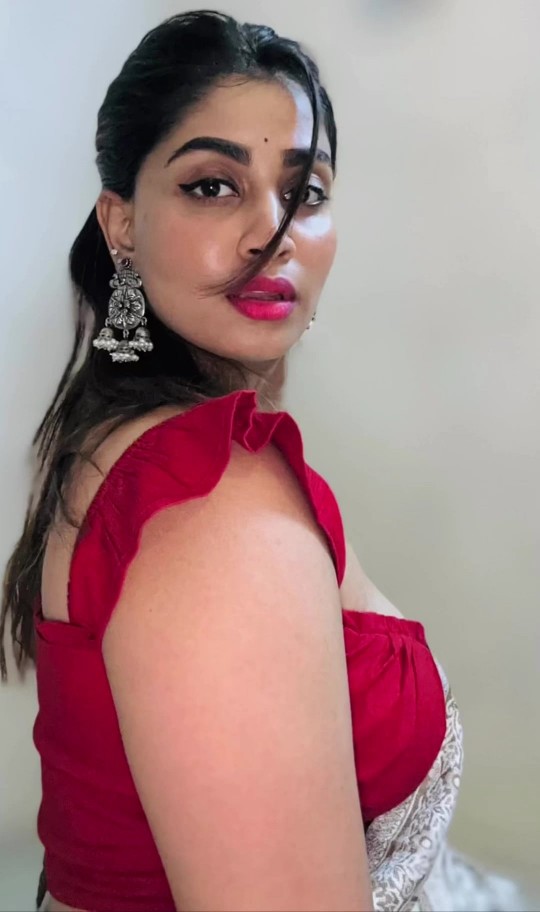 shivani narayanan hot shivani narayanan saree