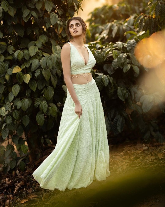 Manasa chowdary hot clevage in green blouse