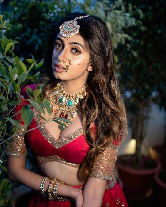 Manasa chowdary hot clevage in traditional dress