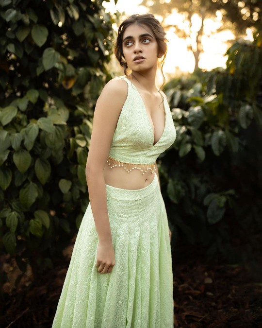 Manasa chowdary hot clevage in green blouse