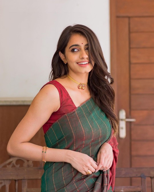 Manasa chowdary hot in a red saree has undoubtedly sparked a new trend in the fashion industry