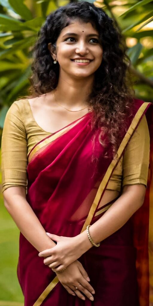 Meetha Raghunath in red saree hd wallpaper