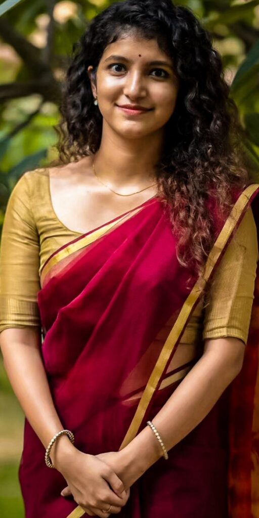 Meetha Raghunath in red saree hd wallpaper