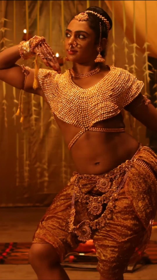 Rajalakshmi gopalakrishnan hot navel pose int the movie Yaathisai