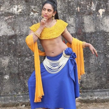 Rajalakshmi gopalakrishnan hot navel pose int the movie Yaathisai