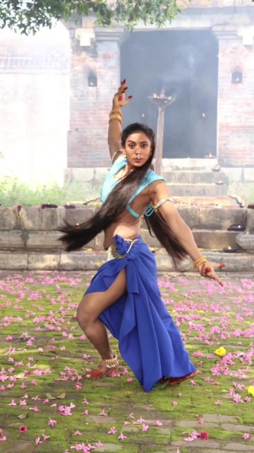 Rajalakshmi gopalakrishnan hot navel pose int the movie Yaathisai