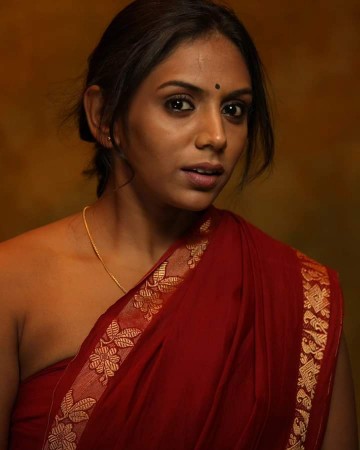 Rajalakshmi gopalakrishnan hot navel pose int the movie Yaathisai