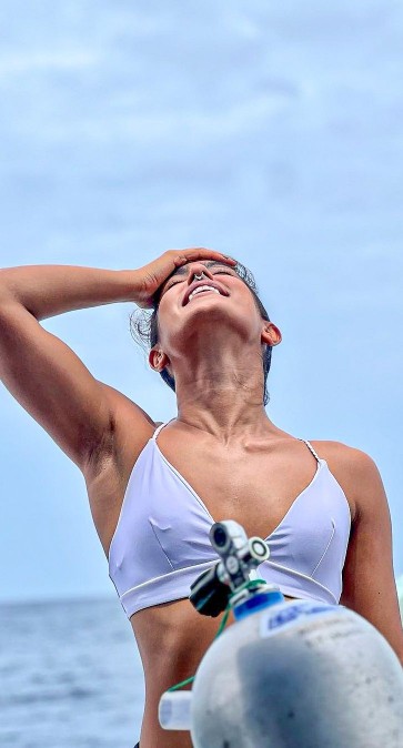 Samyuktha hegde hot sexy in white bikini bra hot armpits